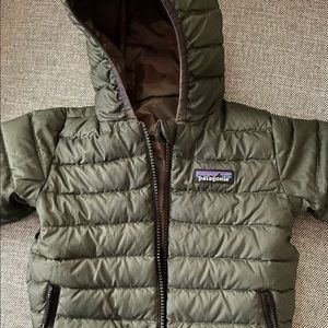 Baby Patagonia Sweater Down reversible jacket. Camouflage and Dark green. 6-12mo